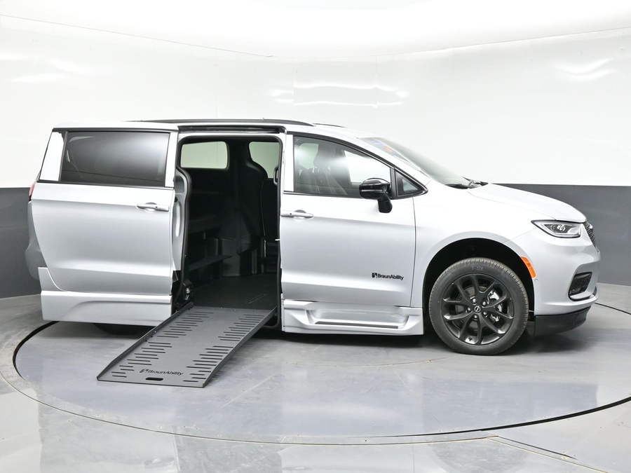 New 2026 Chrysler Pacifica Select Sport - BraunAbility Side Entry Entry Fold Out Automatic Ramp