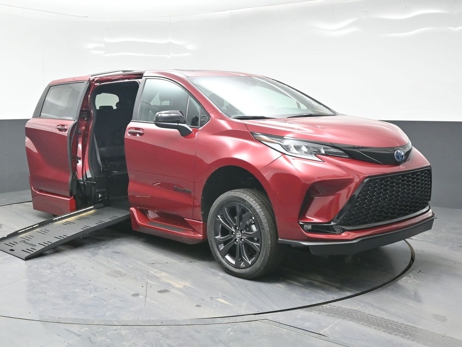 New 2025 Toyota Sienna Hybrid XSE Sport - BraunAbility Side Entry Entry Fold Out Automatic Ramp