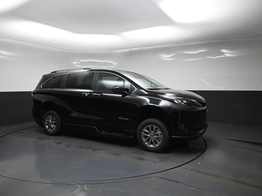 Black Toyota Sienna image number 14