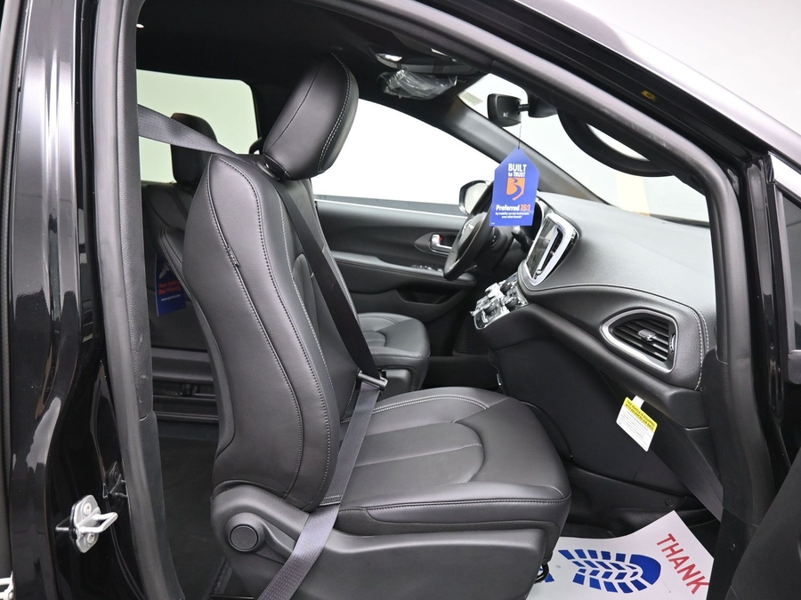 Black Chrysler Pacifica image number 5