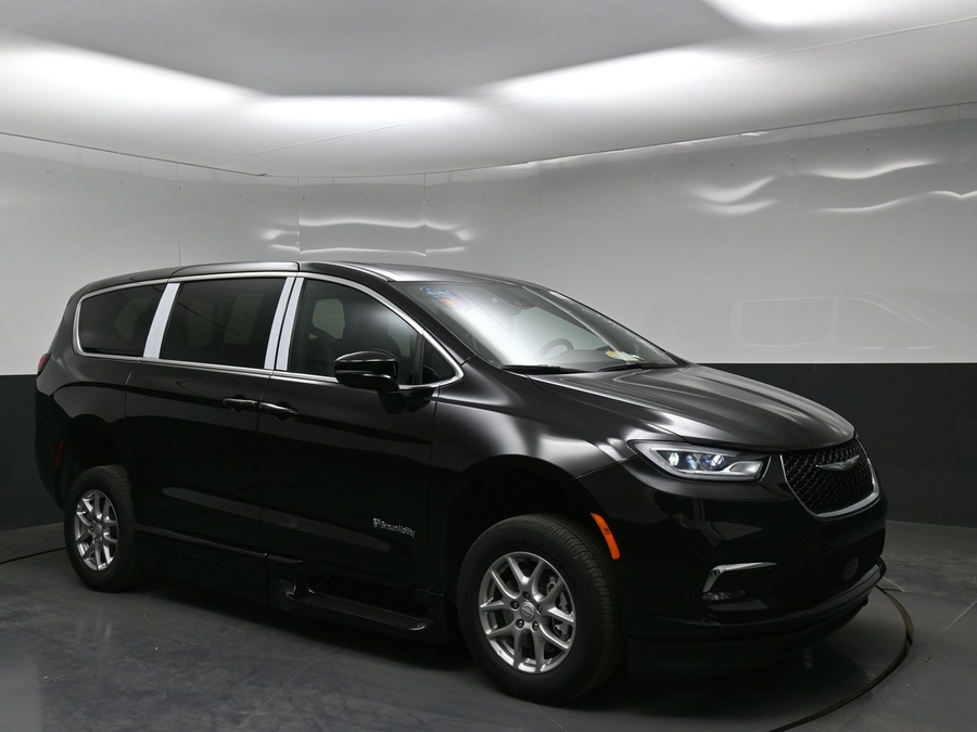 New 2026 Chrysler Pacifica Select Plus - BraunAbility Side Entry Entry Fold Out Automatic Ramp