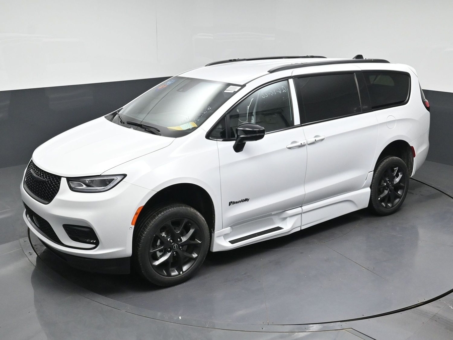 White Chrysler Pacifica image number 20