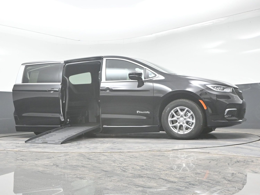 Black Chrysler Pacifica image number 22