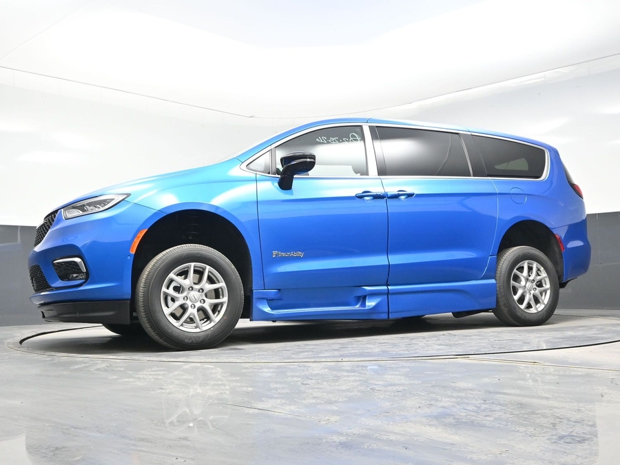 New 2026 Chrysler Pacifica Select Safety - BraunAbility Side Entry Entry In Floor Automatic Ramp