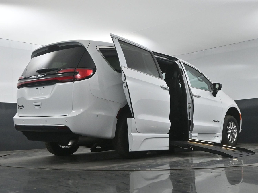 New 2025 Chrysler Pacifica Select Safety - BraunAbility Side Entry Entry Fold Out Automatic Ramp