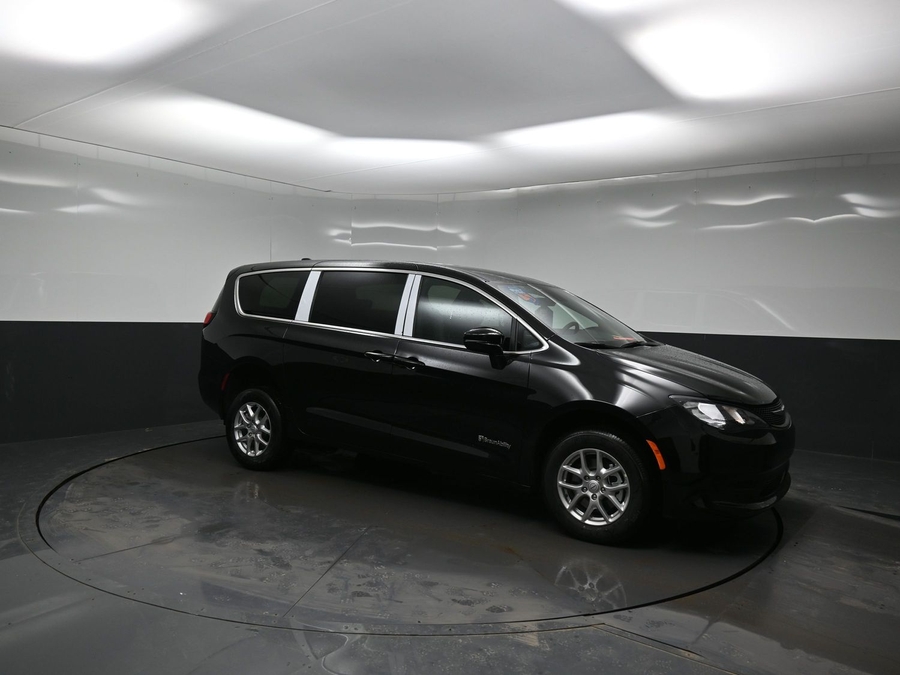 Black Chrysler Voyager image number 16