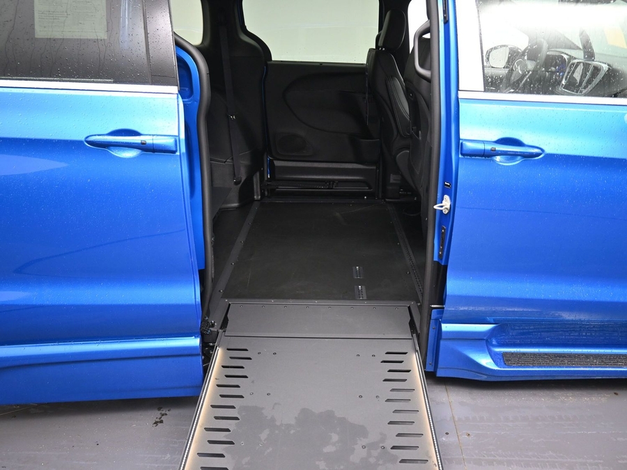 New 2026 Chrysler Pacifica Select Safety - BraunAbility Side Entry Entry In Floor Automatic Ramp