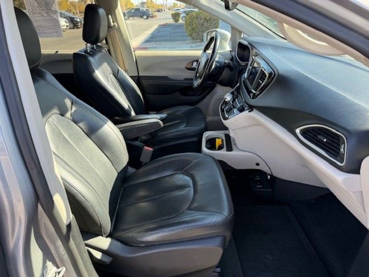 Silver Chrysler Pacifica image number 10