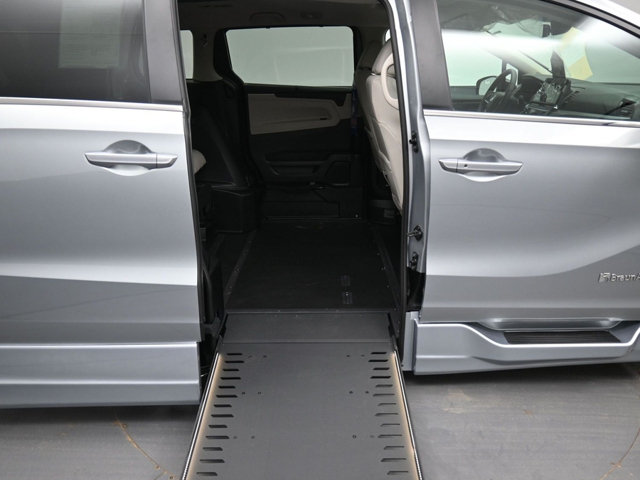 Silver Honda Odyssey image number 8