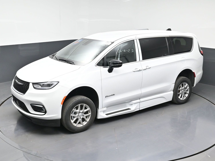 White Chrysler Pacifica image number 20