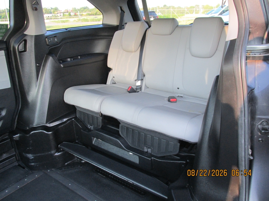 Grey Honda Odyssey image number 8