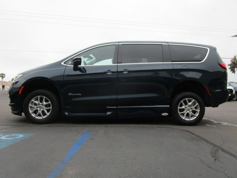 New 2025 Chrysler Pacifica Select Safety - BraunAbility Side Entry Entry In Floor Automatic Ramp
