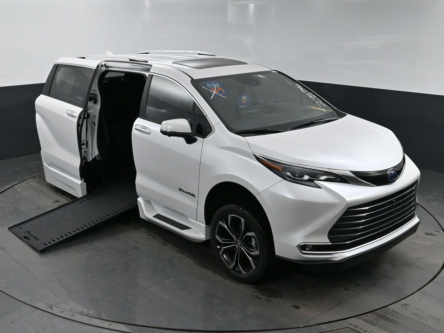 New 2025 Toyota Sienna Hybrid Platinum - BraunAbility Side Entry Entry In Floor Automatic Ramp