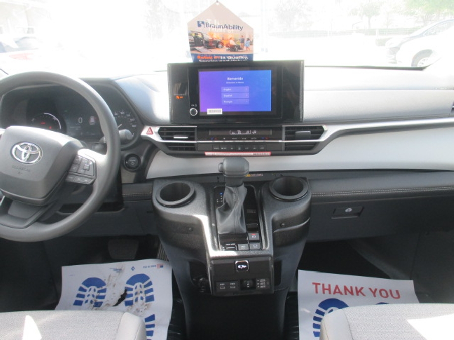 Black Toyota Sienna image number 34