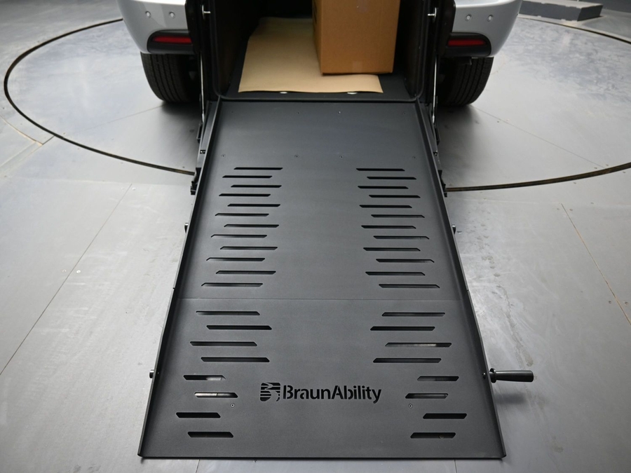 Silver Chrysler Voyager image number 8