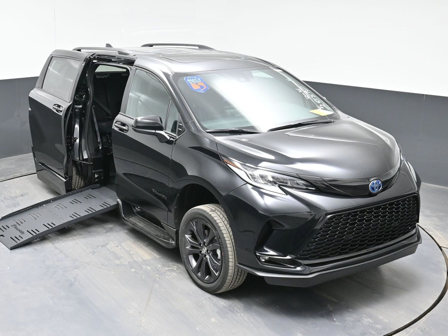 Black Toyota Sienna image number 7