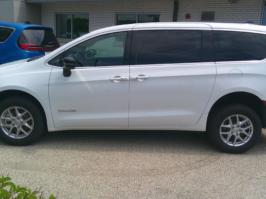 White Chrysler Voyager image number 3
