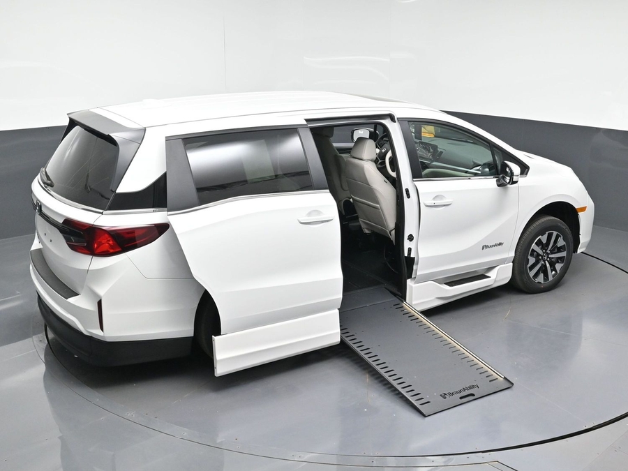 White Honda Odyssey image number 24