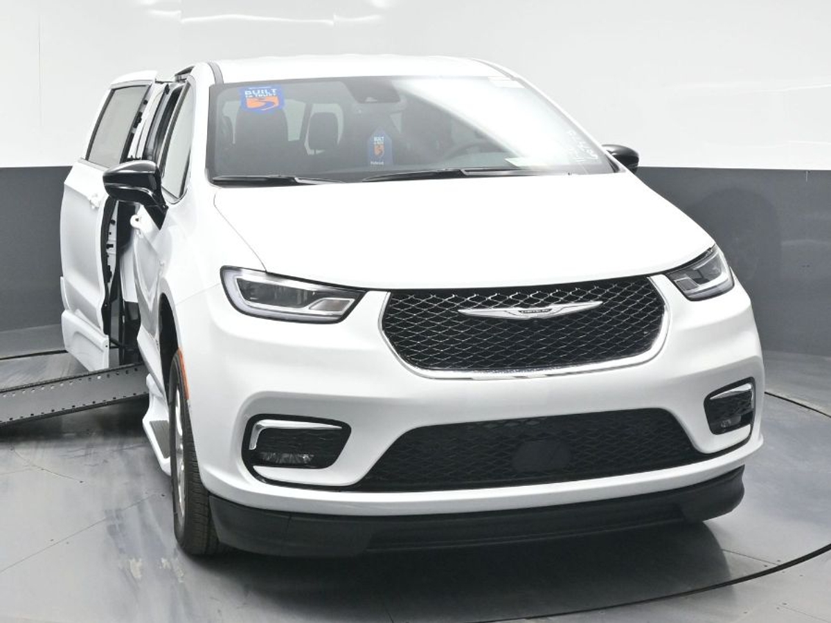 White Chrysler Pacifica image number 11