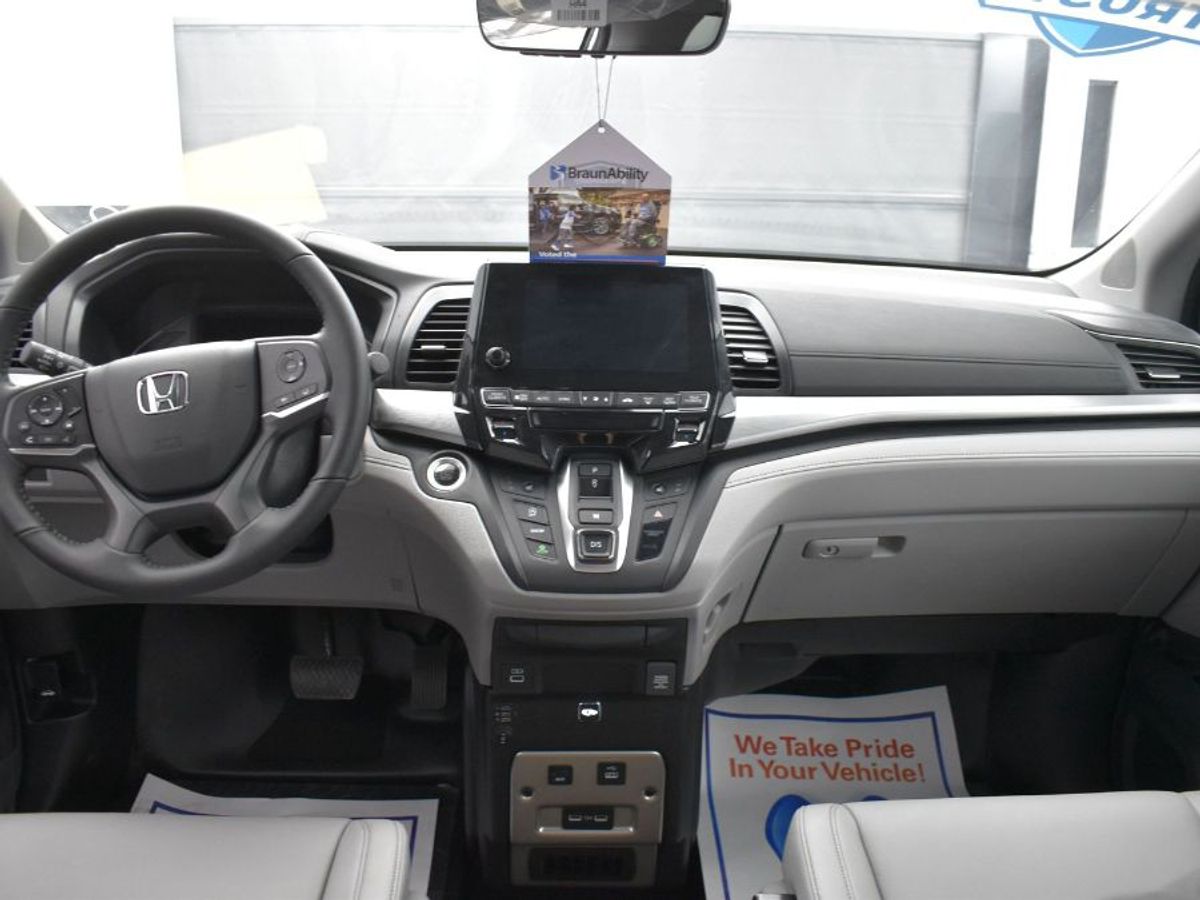 Silver Honda Odyssey image number 4