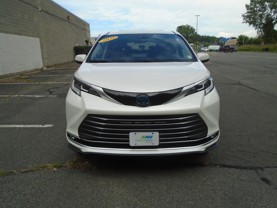 White Toyota Sienna image number 7