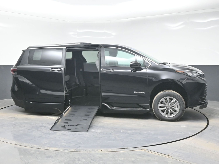 Black Toyota Sienna image number 7