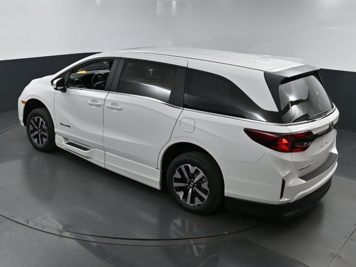 White Honda Odyssey image number 23