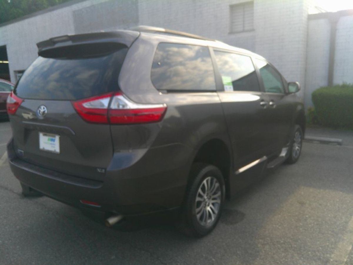 Grey Toyota Sienna image number 7