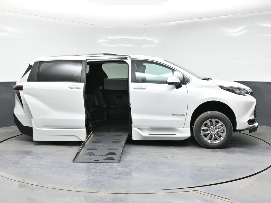 New 2026 Toyota Sienna Hybrid XLE Plus - BraunAbility Side Entry Entry Fold Out Automatic Ramp