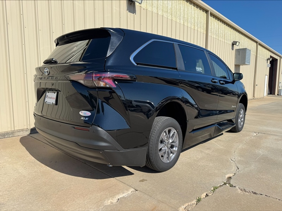 Used 2025 Toyota Sienna Hybrid XLE - BraunAbility Side Entry Entry Fold Out Automatic Ramp