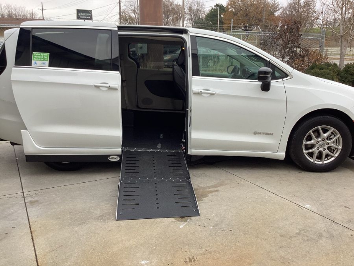 2024 CHRYSLER PACIFICA - Image 1