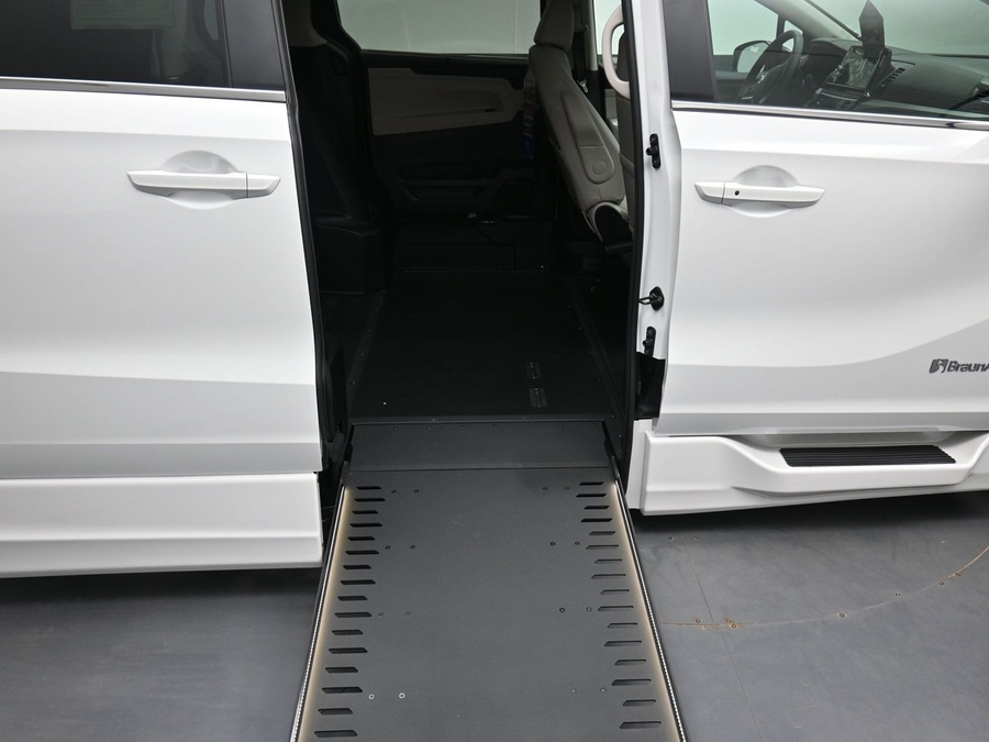 White Honda Odyssey image number 10