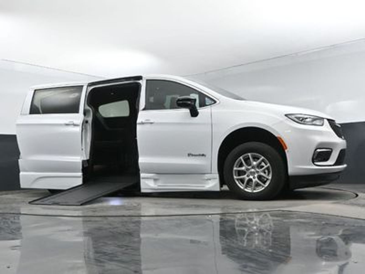 2025 Chrysler Pacifica photo 3