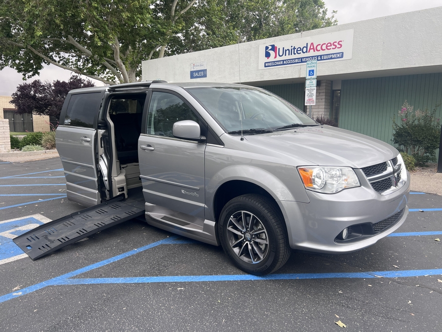 Used 2017 Dodge Grand Caravan SXT - BraunAbility Side Entry Entry Fold Out Automatic Ramp