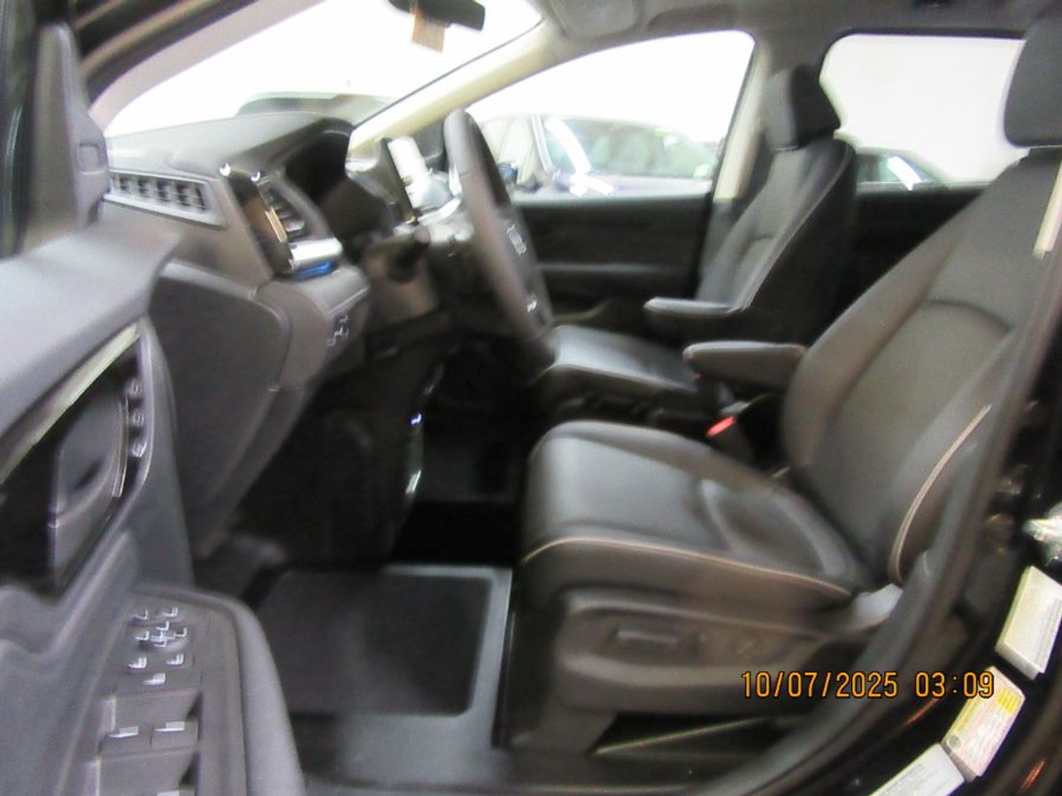 Black Honda Odyssey image number 4