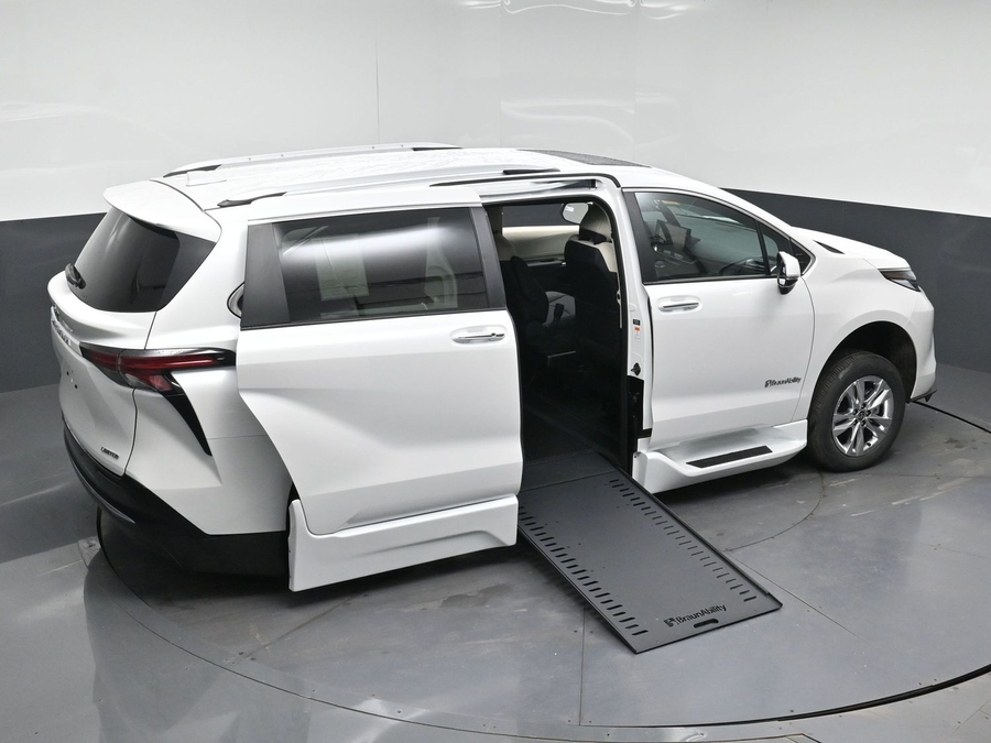 New 2026 Toyota Sienna Hybrid Limited - BraunAbility Side Entry In Floor Automatic Ramp