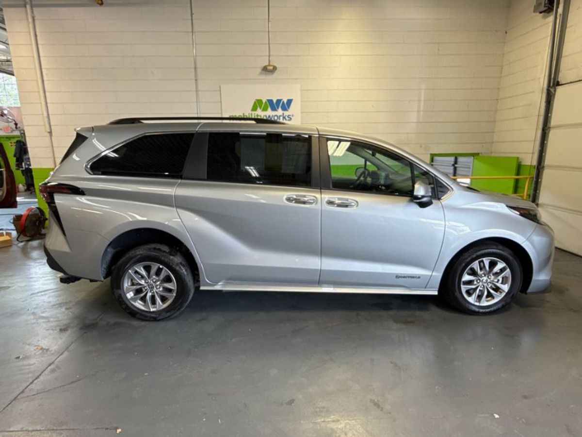 Silver Toyota Sienna image number 2