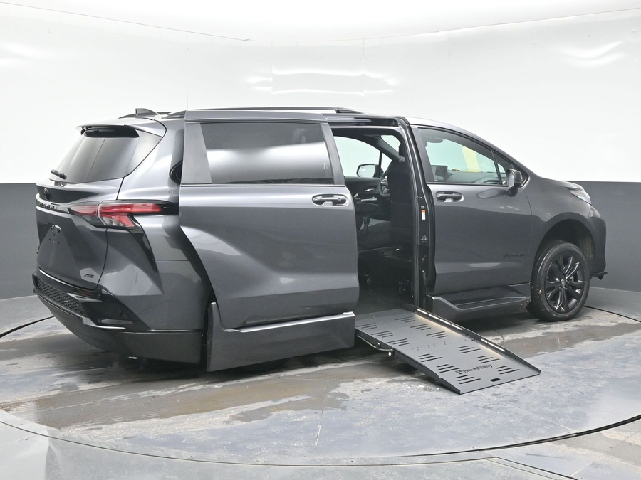 New 2025 Toyota Sienna Hybrid XSE Sport - BraunAbility Side Entry Entry Fold Out Automatic Ramp