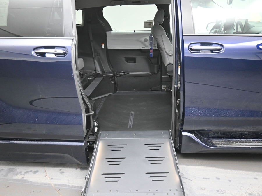 New 2026 Toyota Sienna Hybrid XLE Base - BraunAbility Side Entry Fold Out Automatic Ramp