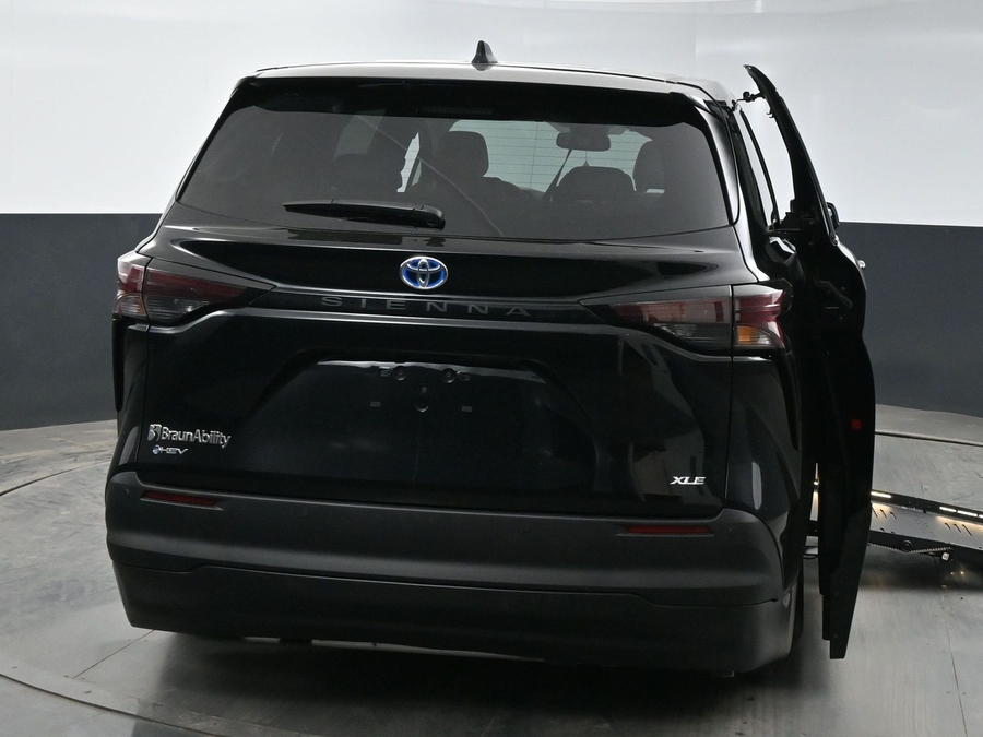 New 2025 Toyota Sienna Hybrid XLE Base - BraunAbility Side Entry Entry Fold Out Automatic Ramp