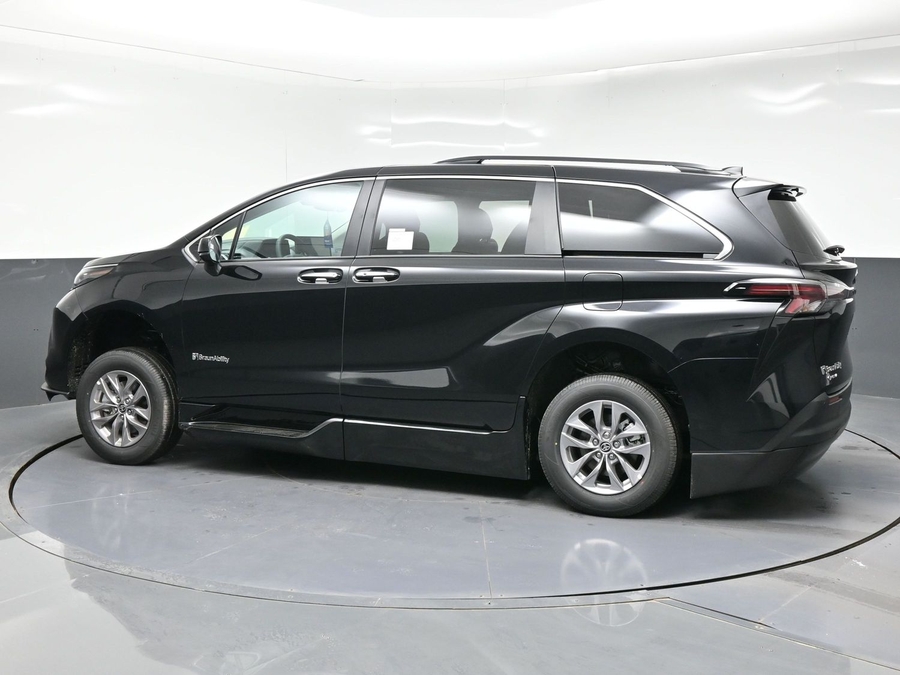 Black Toyota Sienna image number 7