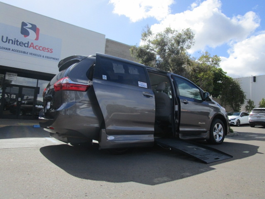 Used 2020 Toyota Sienna LE - BraunAbility Side Entry Entry Fold Out Automatic Ramp