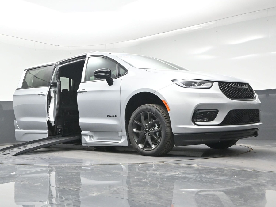2026 Chrysler Pacifica Select - Photo 12