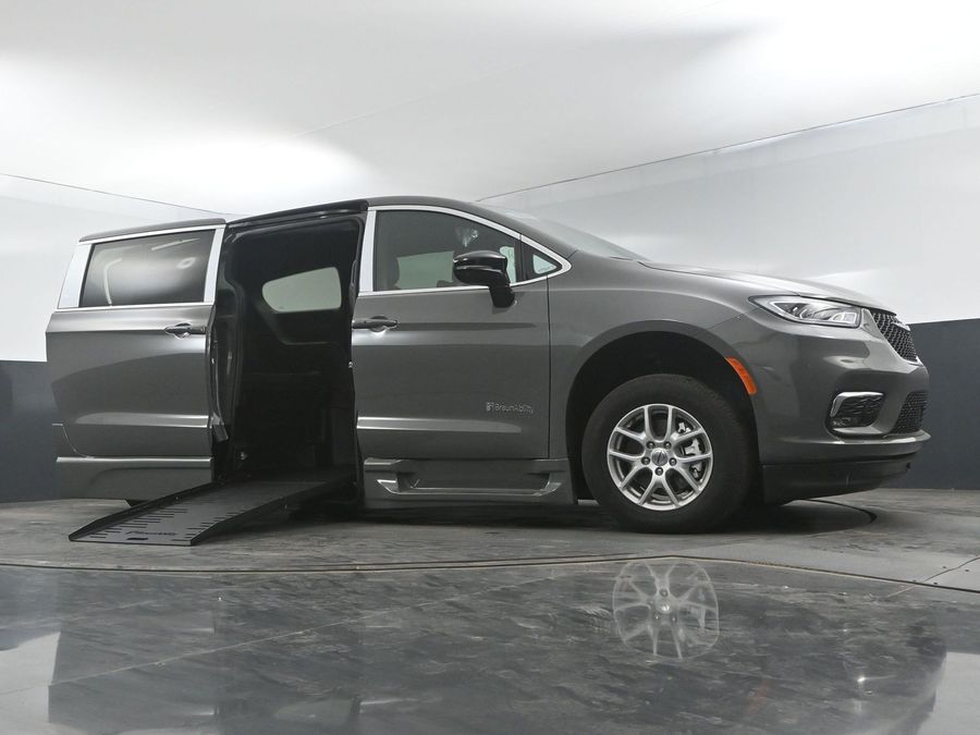New 2025 Chrysler Pacifica Select Safety - BraunAbility Side Entry Entry Fold Out Automatic Ramp