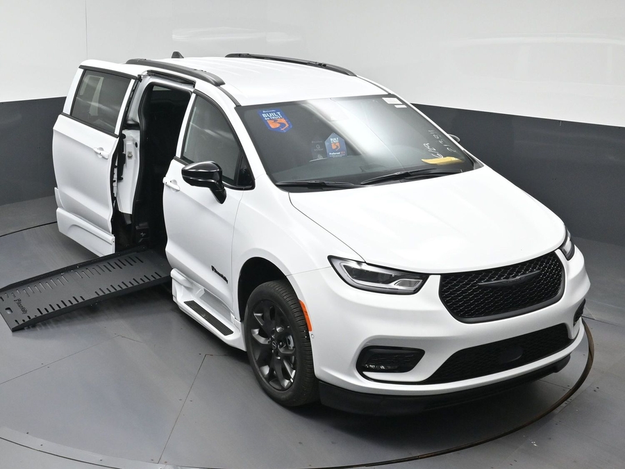 White Chrysler Pacifica image number 14