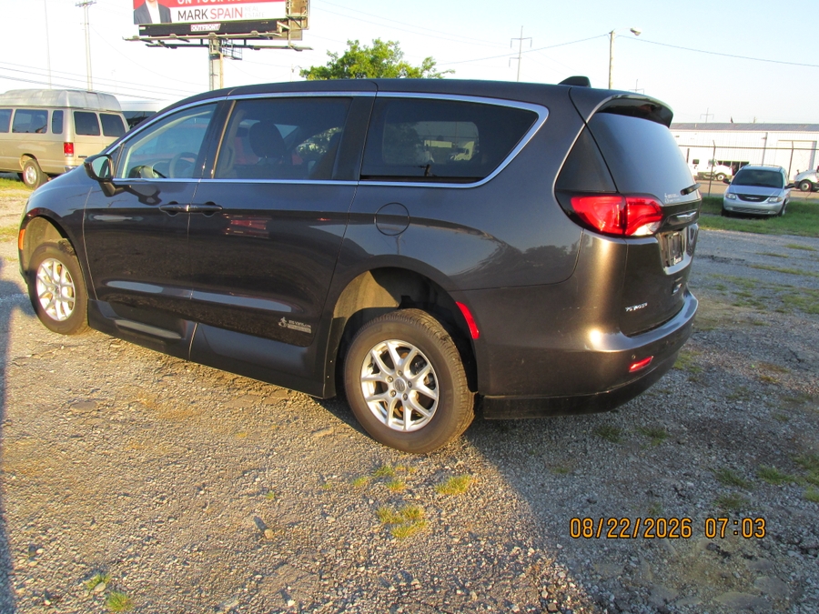 Granite Crystal Metallic Chrysler Voyager image number 16