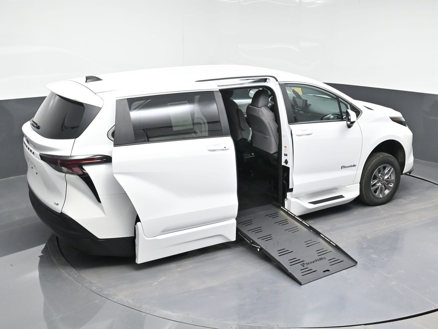 New 2025 Toyota Sienna Hybrid LE - BraunAbility Side Entry Entry Fold Out Automatic Ramp