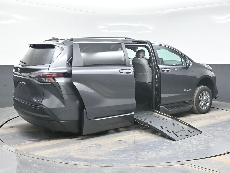 New 2025 Toyota Sienna Hybrid XLE Plus - BraunAbility Side Entry Entry Fold Out Automatic Ramp