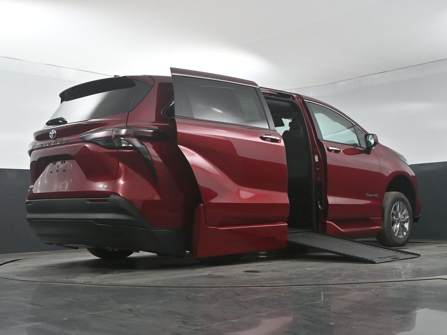 New 2025 Toyota Sienna Hybrid XLE Base - BraunAbility Side Entry Entry In Floor Automatic Ramp