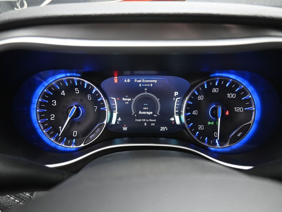 White Chrysler Pacifica image number 15